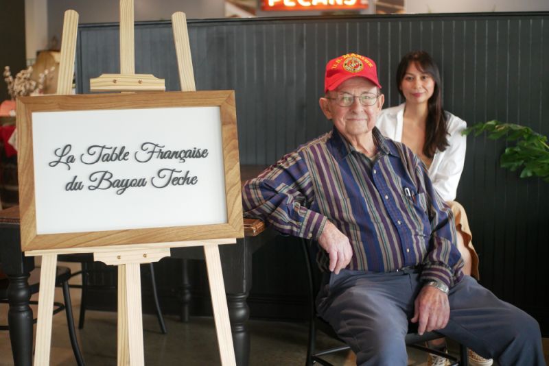 Un homme assis à l'une des tables françaises de Louisiane