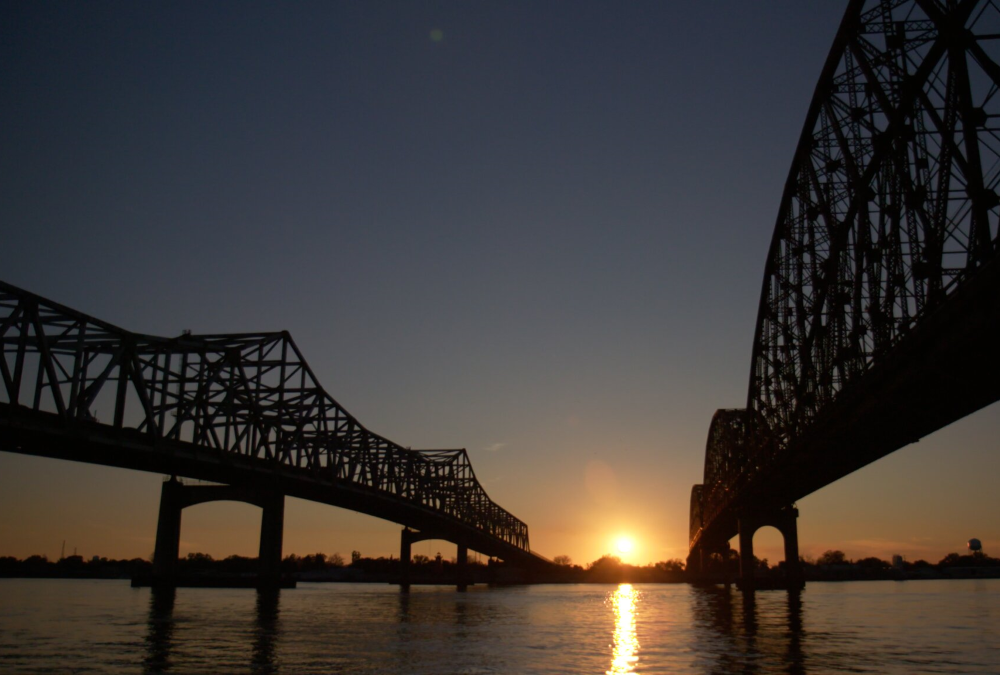 deux ponts et un coucher de soleil